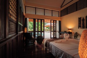 Habitación (Pool View Queen) | Minibar, caja fuerte, decoración individual y mobiliario individual