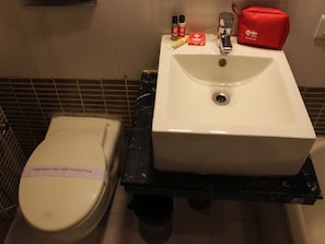 Phòng Tiêu chuẩn | Phòng tắm | Buồng tắm vòi sen, đồ dùng nhà tắm miễn phí, dép đi trong nhà 