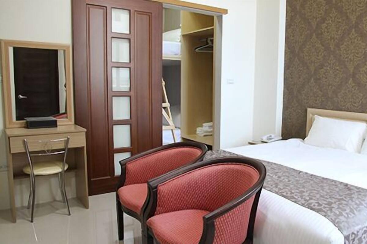 Family Room | Desk, blackout curtains, rollaway beds, free WiFi