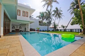 Outdoor pool, sun loungers - Footprints Villa (Unawatuna)