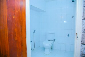 Habitación triple de lujo | Baño | Regadera y amenidades de baño gratuitas