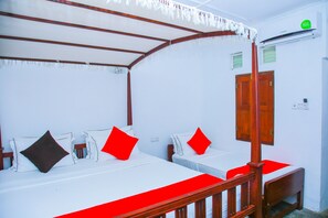 Habitación triple Deluxe | Minibar, escritorio y wifi gratis