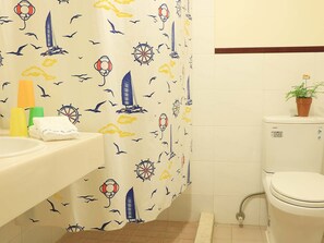 Shower, free toiletries