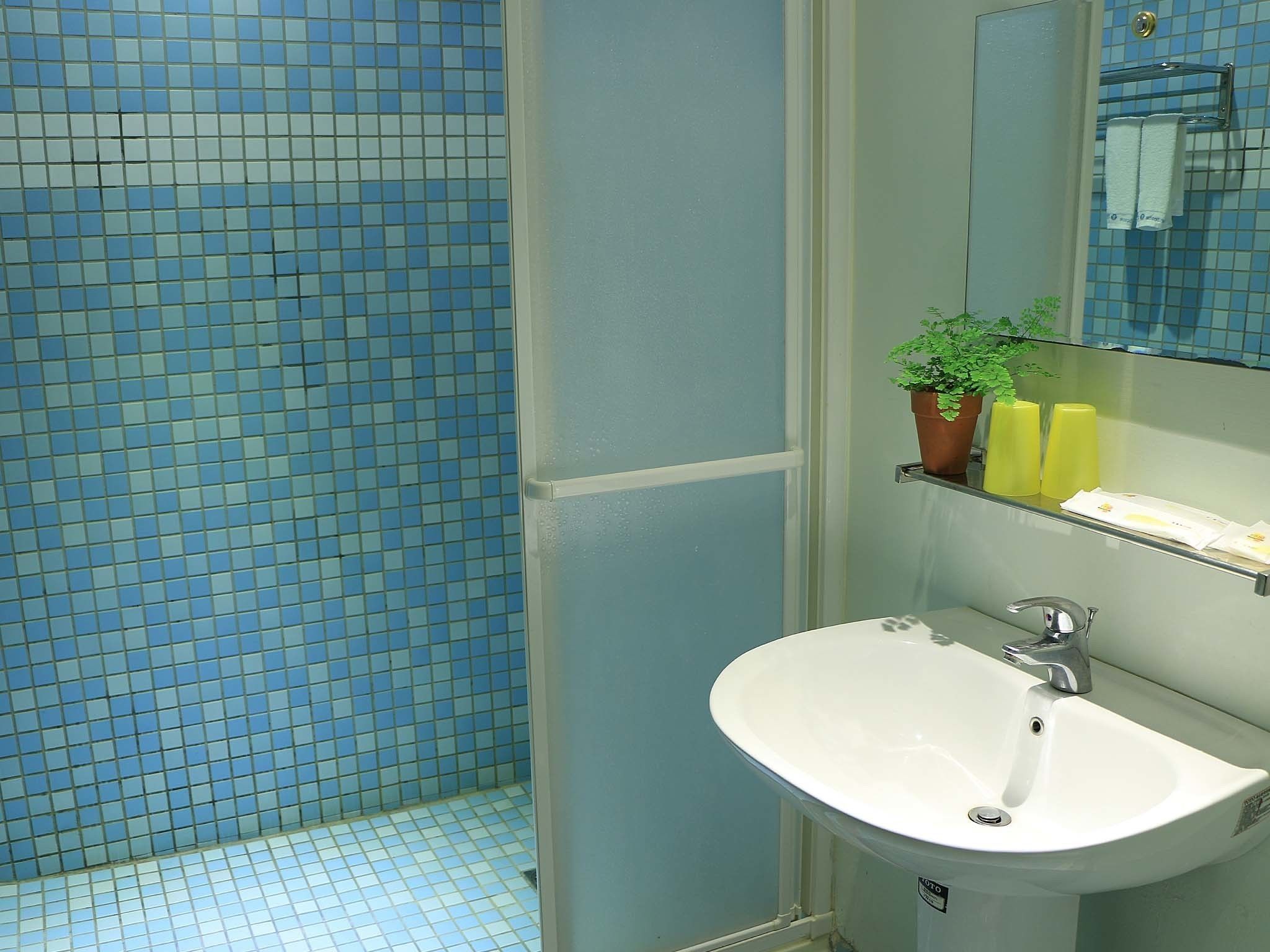 Shower, free toiletries