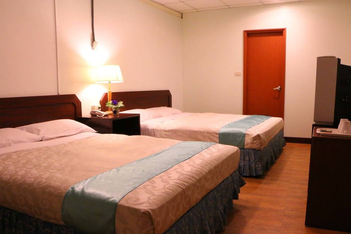 クラシック 4 人部屋 ダブルベッド 2 台 | ベビーベッド (無料)、WiFi (無料)