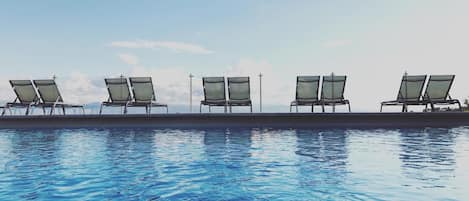 Piscine extérieure en saison