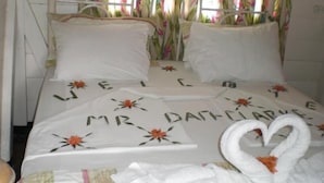 A bed with a message and a heart-shaped towel. - Top Ranking Guesthouse (Speyside)