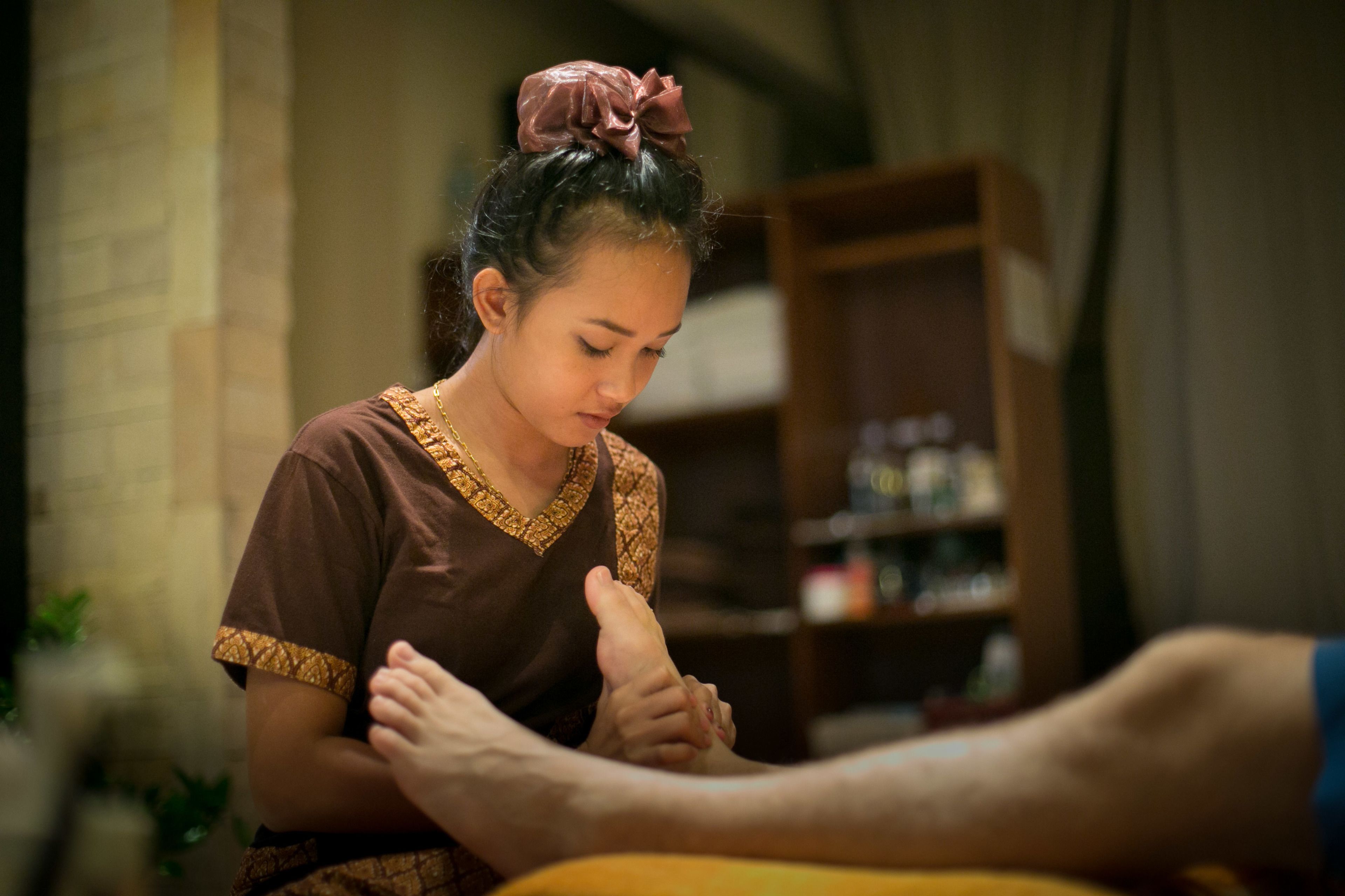 Vartalohoitoja, aromaterapiaa, thai-hierontaa, vartalon kuorintoja