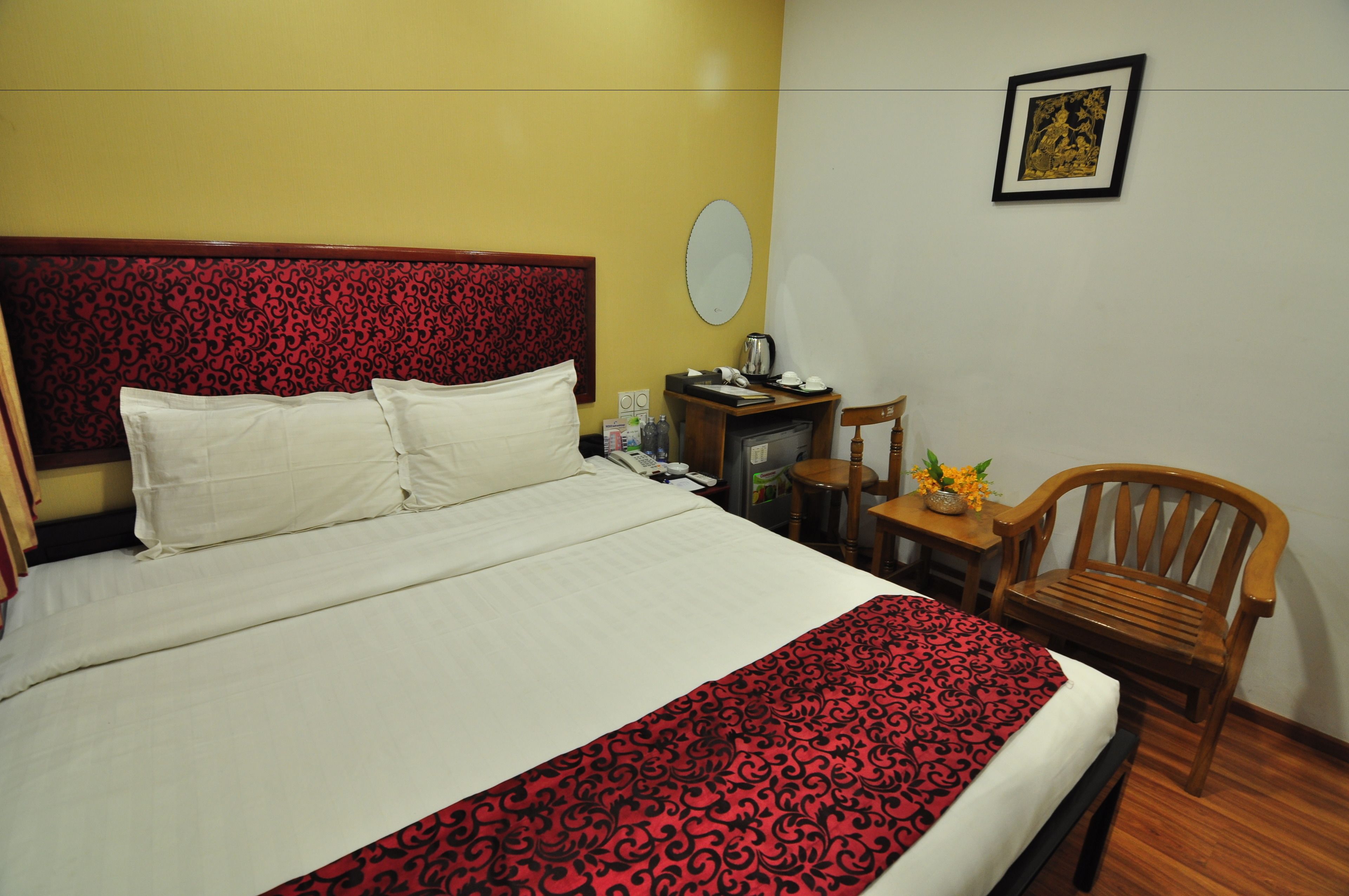 standard room | minibar, in-room safe, desk, blackout curtains