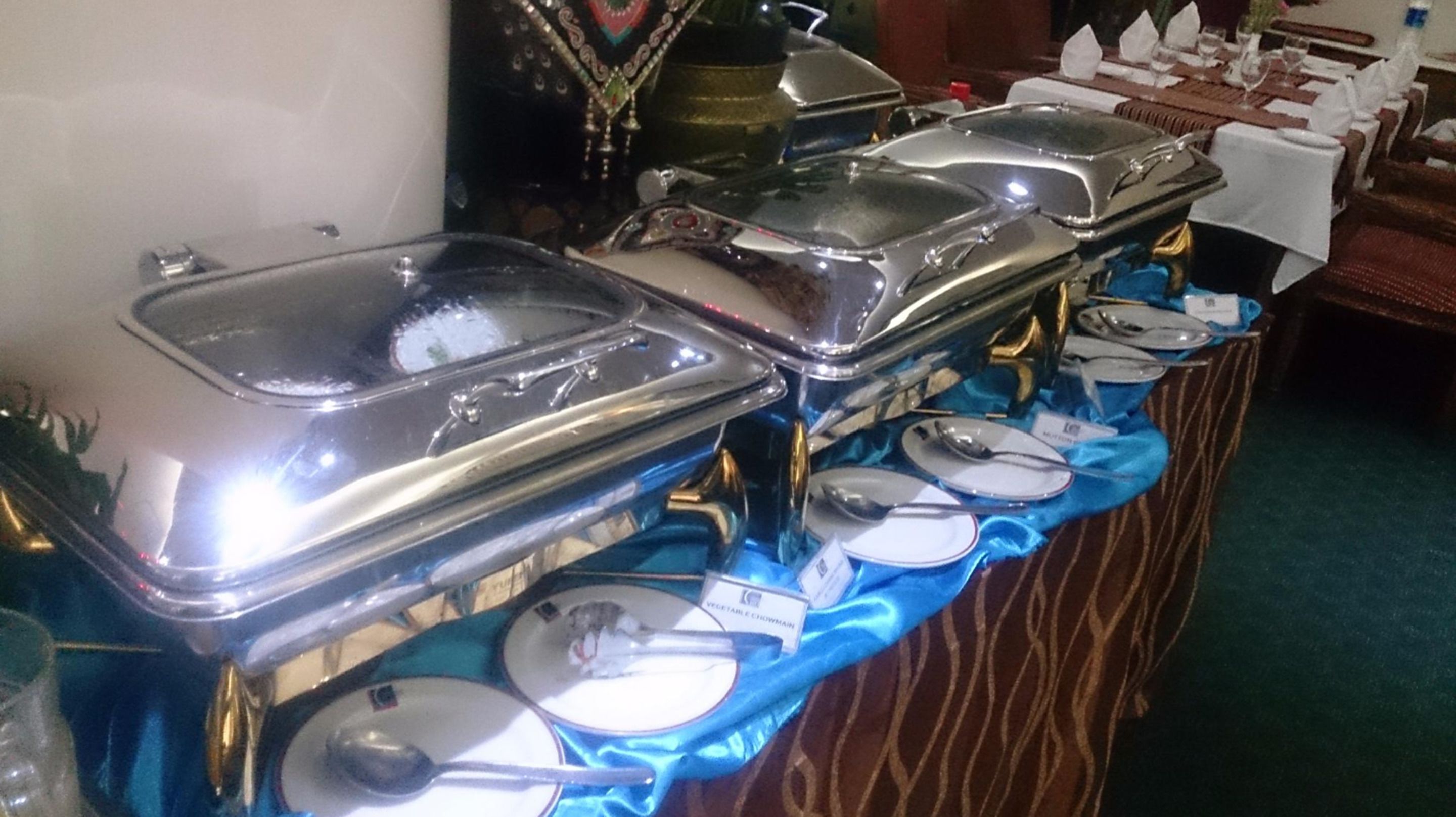 Ein reichhaltiges Buffet mit verschiedenen Serviertabletts und Tellern.