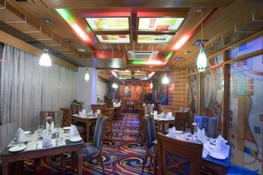 Family dining - Hotel Lake Castle (Dhaka)