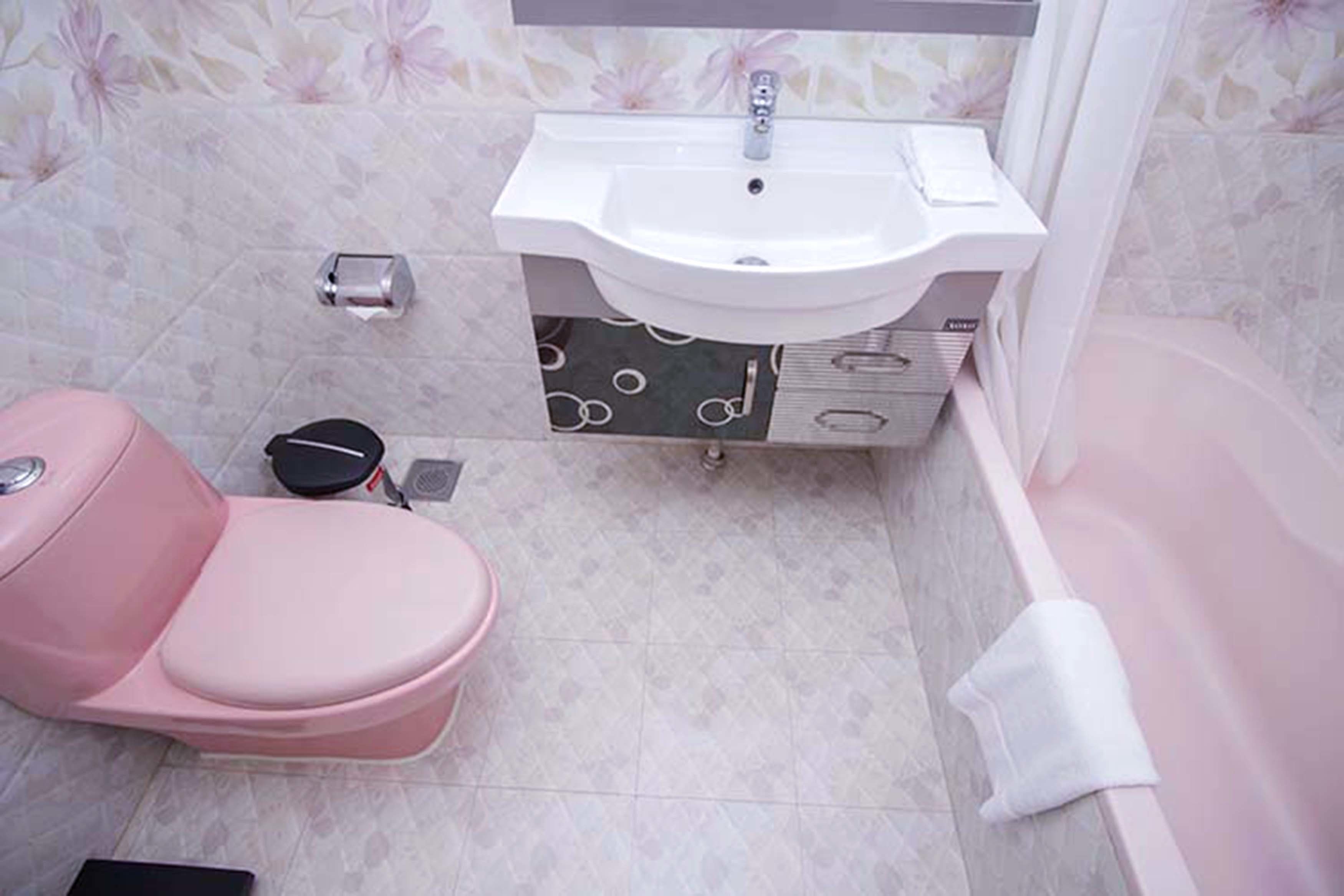 combined shower/bathtub, deep-soaking bathtub, rainfall showerhead