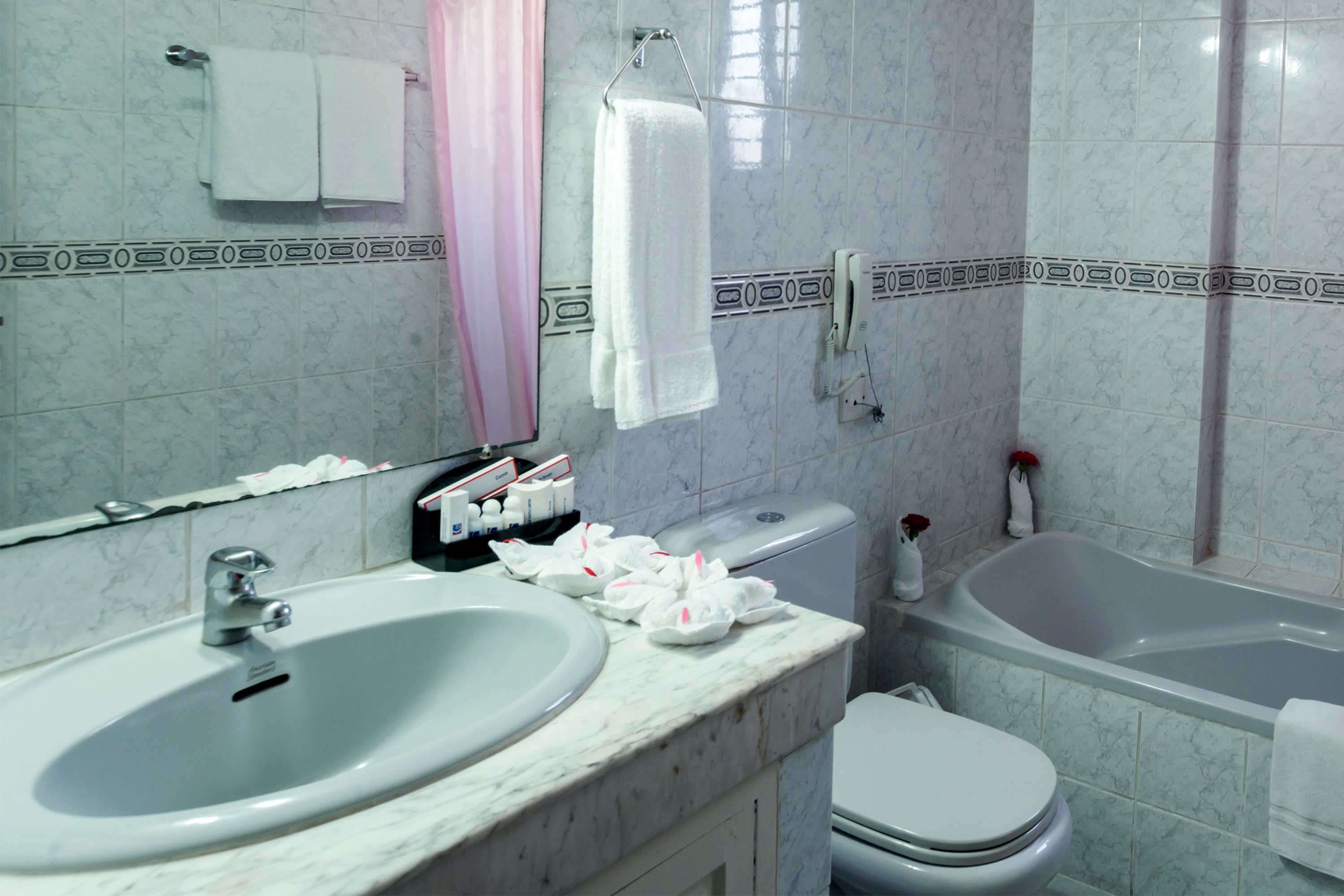 deluxe room, lake view | bathroom | combined shower/bathtub, deep-soaking bathtub, rainfall showerhead