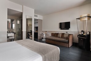 Luxury Suite (6 people) | Premium bedding, minibar, in-room safe, desk - Unica Suites Rome (Rome)
