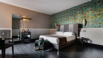 高级双人房 | 高档床上用品、迷你吧、客房内保险箱、办公桌