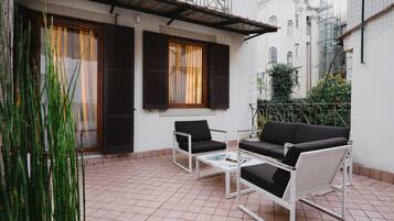 奢华套房 (6 people) | 露台