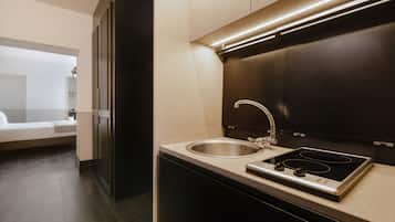 Deluxe Room | Private kitchen | Coffee/tea maker, electric kettle