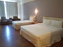 Habitación superior | Minibar, caja fuerte, escritorio y cortinas opacas