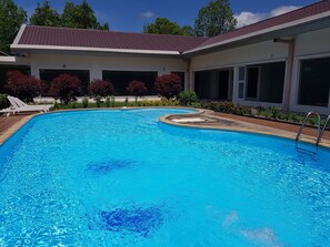 Outdoor pool - Zabu Thiri Hotel (Naypyidaw)