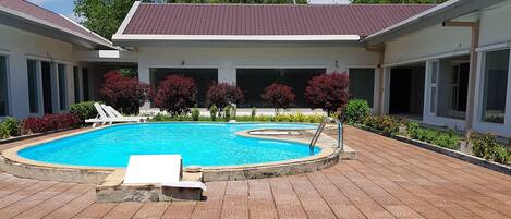 Una piscina al aire libre