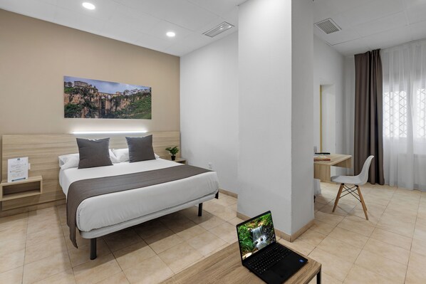 Habitación con 1 cama matrimonial o 2 individuales | Cortinas blackout, wifi gratis y ropa de cama 