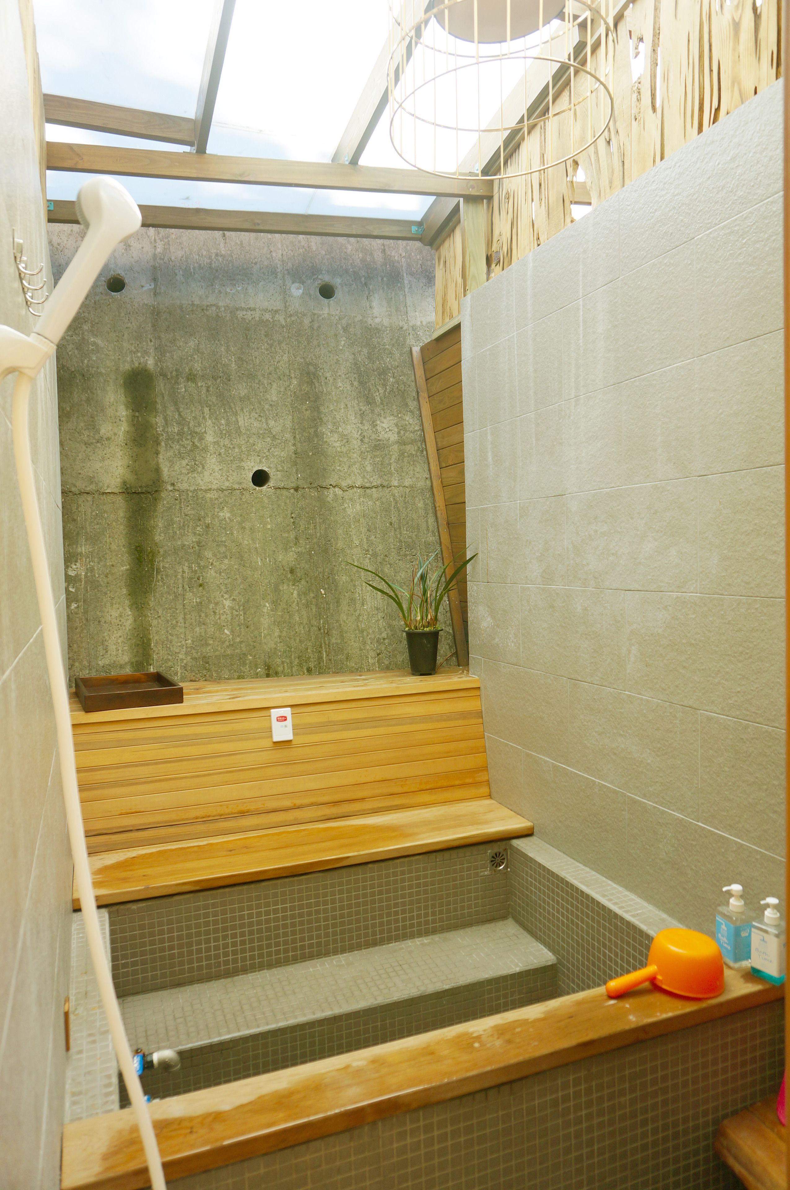 combined shower/bathtub, spring water bathtub, free toiletries