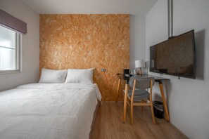 Chambre de base double, 1 lit double | Système d’insonorisation, accès au Wi-Fi (inclus), literie fournie