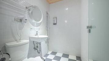 Basic Twin Room | Bathroom | Hair dryer, slippers, towels