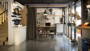 Een moderne keuken met een karretje, een wereldbol en een hanglamp.