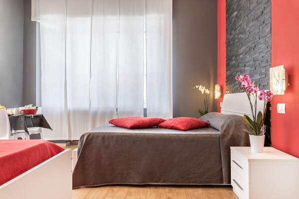 Habitación cuádruple | Escritorio, espacio para trabajar con laptop y insonorización 