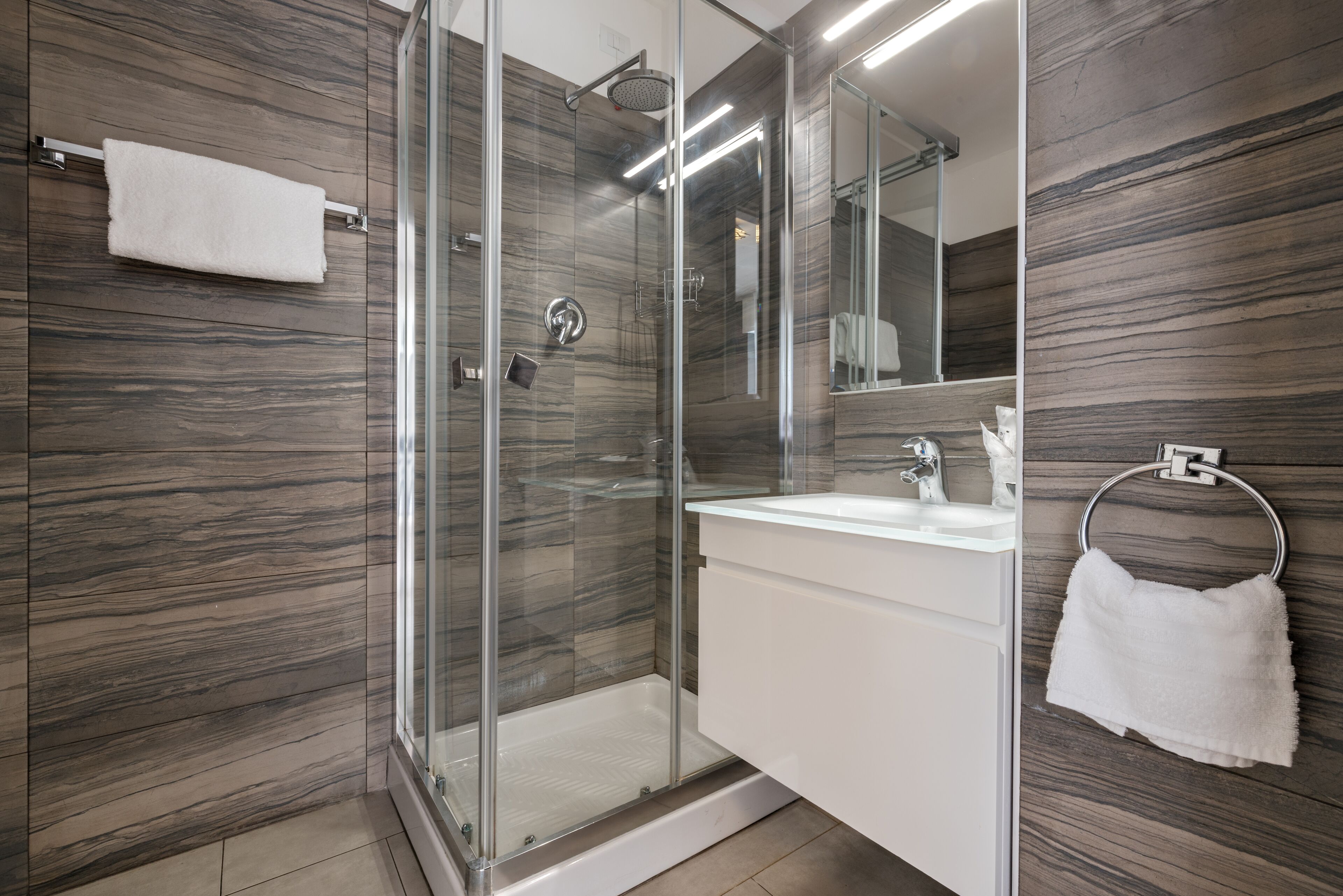 Vierbettzimmer | Badezimmer