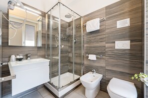 Shower, free toiletries, hair dryer, bathrobes - Affittacamere Myhome (La Spezia)