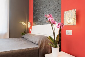 Habitación cuádruple | Escritorio y espacio para trabajar con un portátil