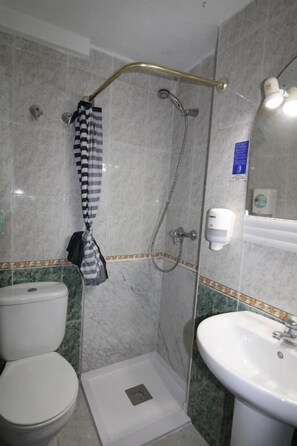 Shower, free toiletries - Hostal Verdemar (Gijon)