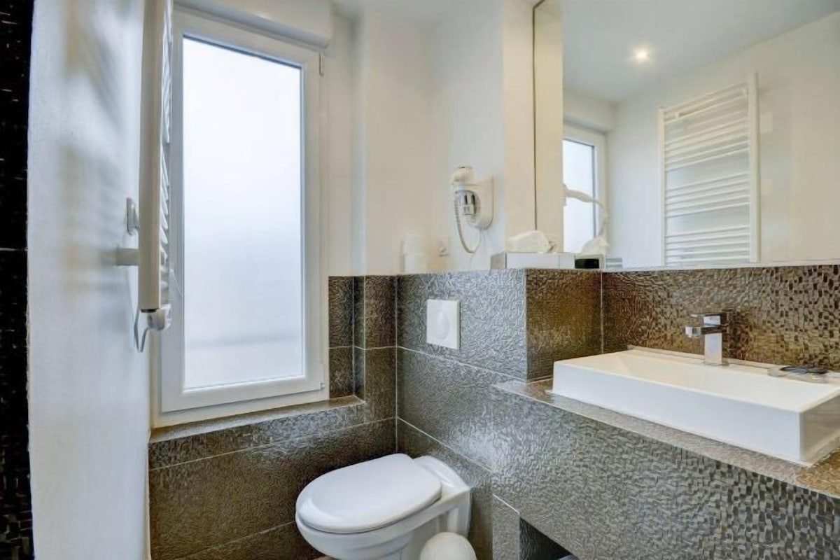 Shower, free toiletries, hair dryer, towels