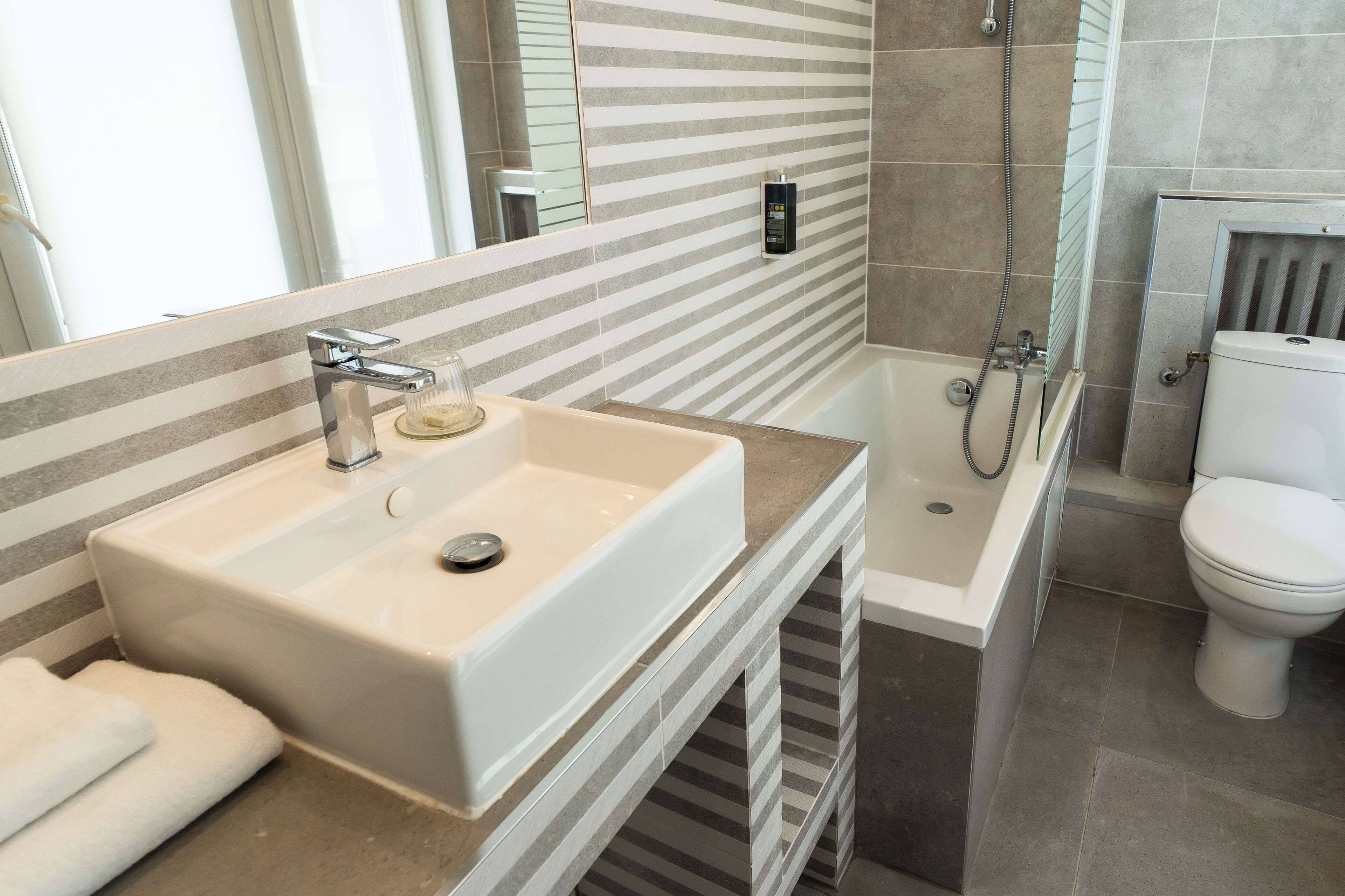 double room, bathtub | bathroom | shower, free toiletries, hair dryer, towels