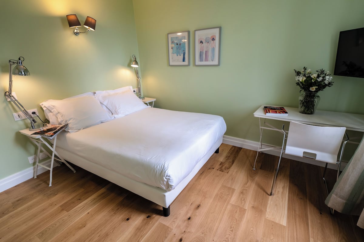 Klassieke tweepersoonskamer | Luxe beddengoed, een strijkplank/strijkijzer, gratis wifi, beddengoed