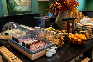 Petit déjeuner buffet servi en supplément en semaine