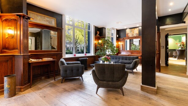 Lobby-lounge