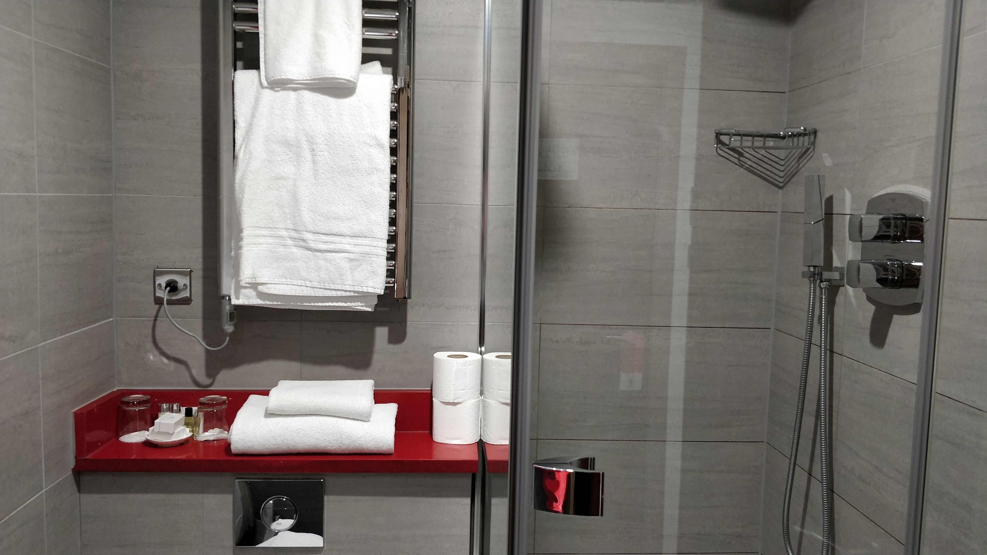 Family Room, Non Smoking | Bathroom | Shower, rainfall showerhead, free toiletries, hair dryer