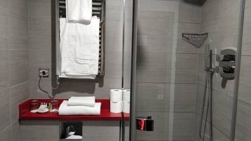 Family Room, Non Smoking | Bathroom | Shower, rainfall showerhead, free toiletries, hair dryer