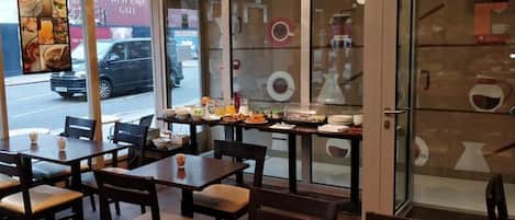 Frukost, lunch och middag serveras