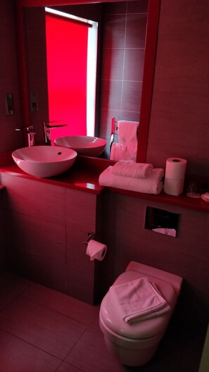 Standaard kamer, niet-roken | Badkamer | Een douche, een regendouche, gratis toiletartikelen, een haardroger