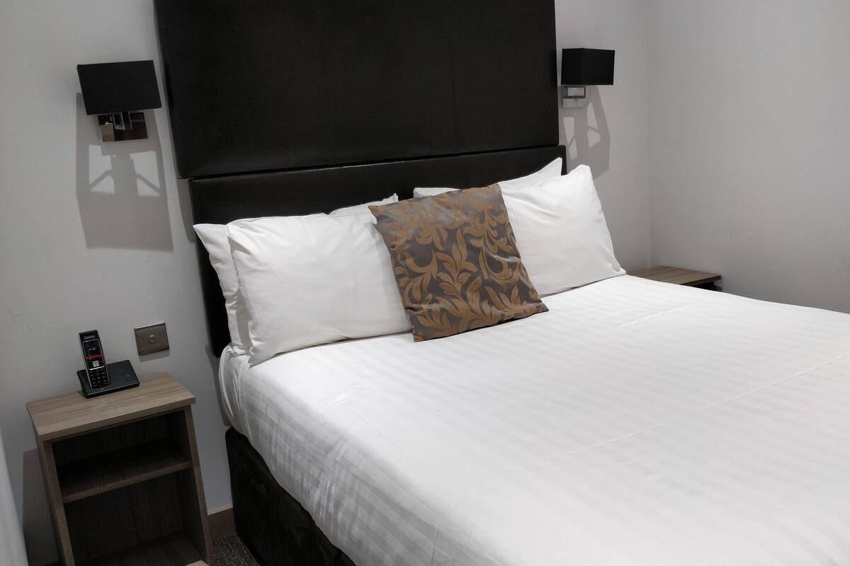 Habitación estándar, no fumadores, sin ventanas | Ropa de cama de alta calidad, caja fuerte, cortinas opacas