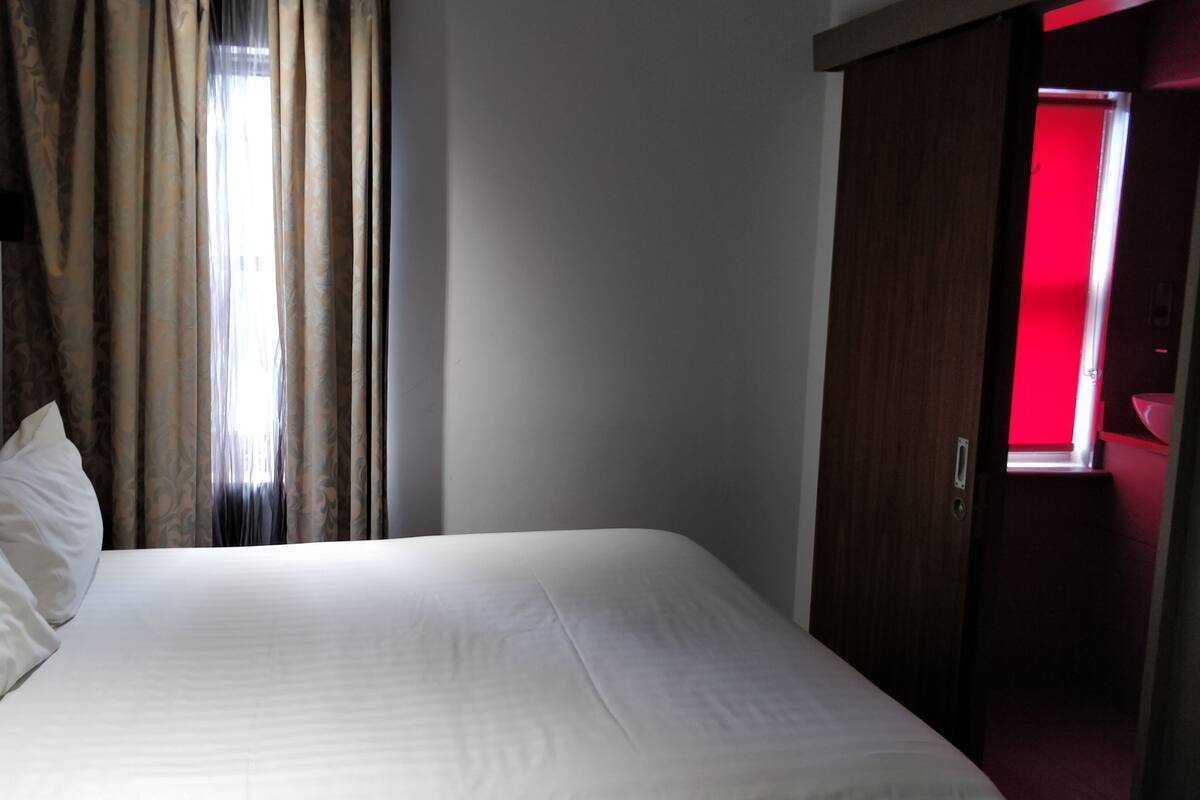 Ropa de cama de alta calidad, caja fuerte, cortinas opacas