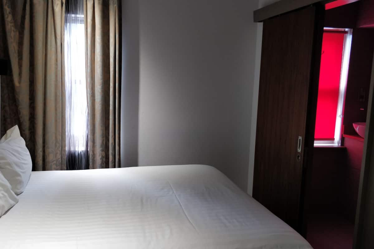 Premium bedding, in-room safe, blackout curtains, soundproofing