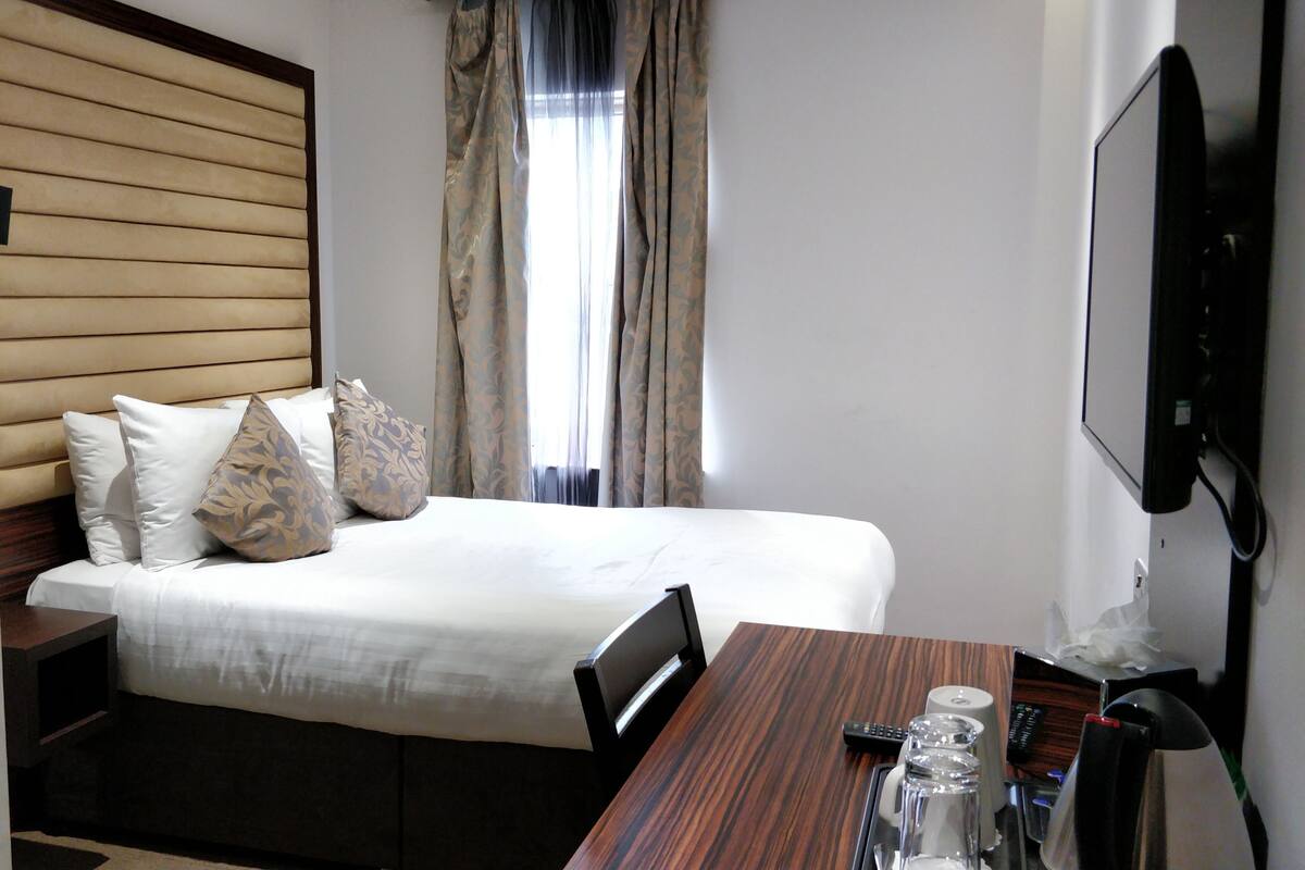 Ropa de cama de alta calidad, caja fuerte, cortinas opacas
