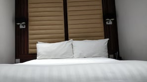 Quarto standard, para não fumantes, sem janelas | Roupas de cama premium, cofres nos quartos, cortinas blackout