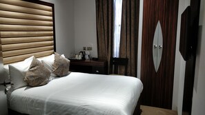 Quarto standard, para não fumantes | Roupas de cama premium, cofres nos quartos, cortinas blackout
