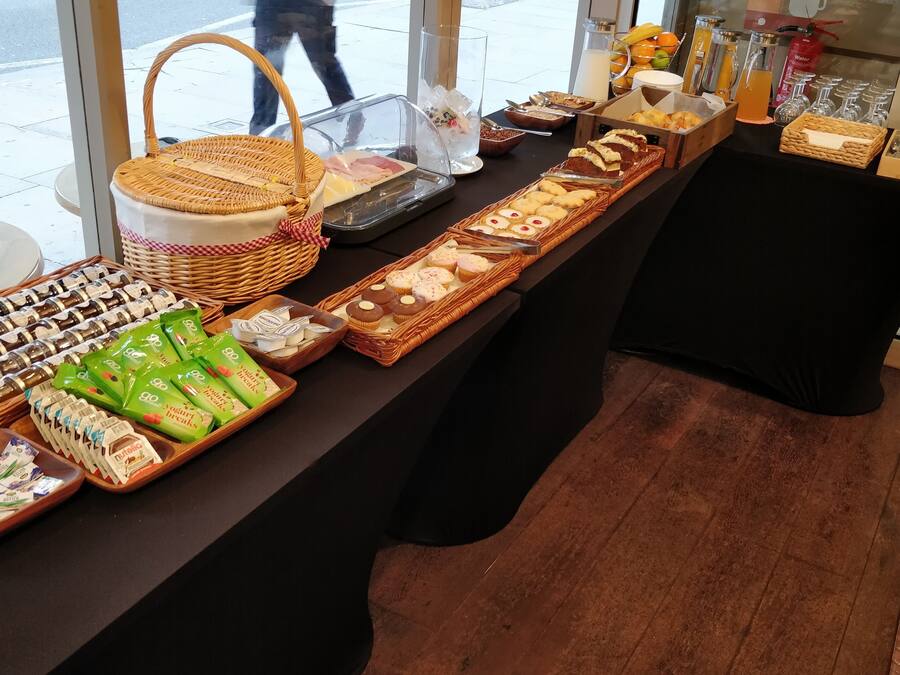 Café da manhã com buffet todos os dias (GBP 7.95 por pessoa)